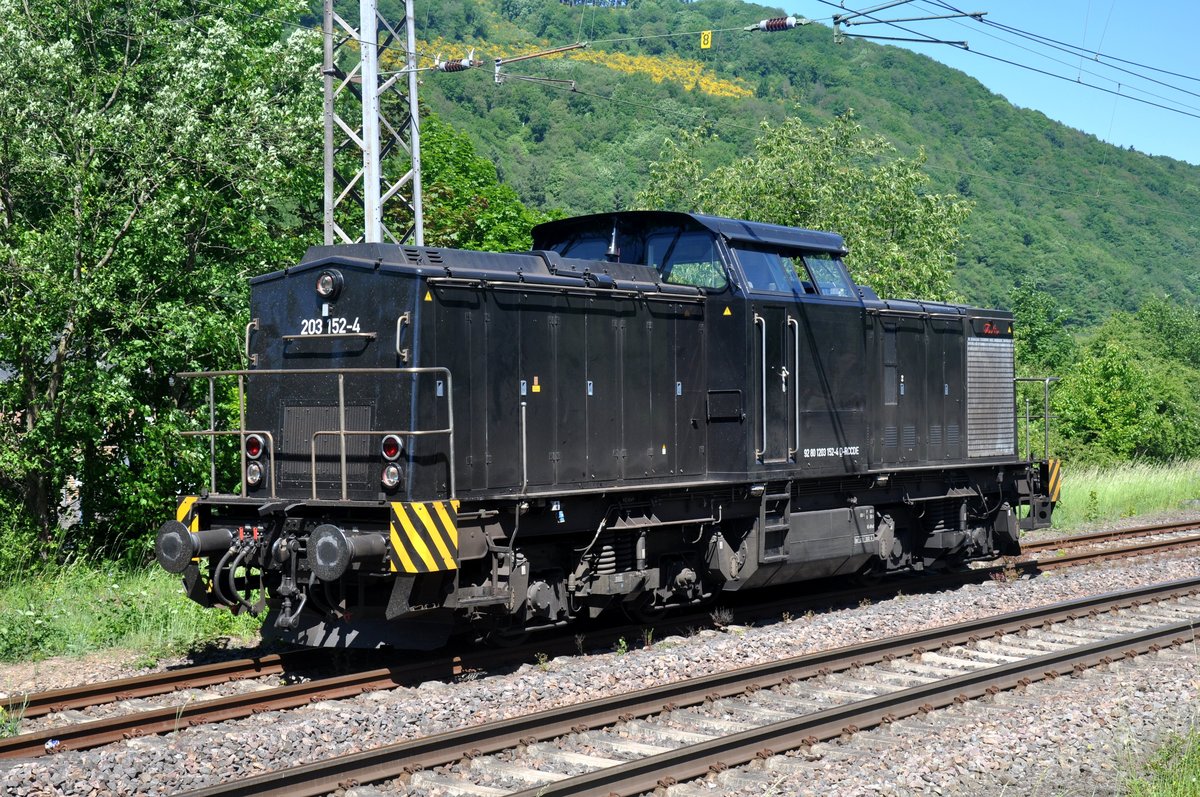 Die Lokomotive 203 152-4 von RCCDE hat Pause im Bahnhof Bullay (DB), nachdem es zuvor mit einem Arbeitszug kam, aufgenommen 27.05.2017