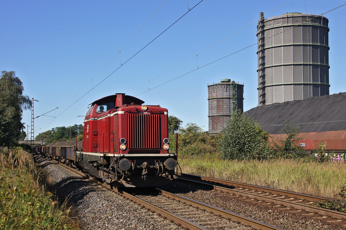 Die Lokomotive 212 325-5 mit Güterzug am 24.08.2016 vor den Gasometern in Bottrop.