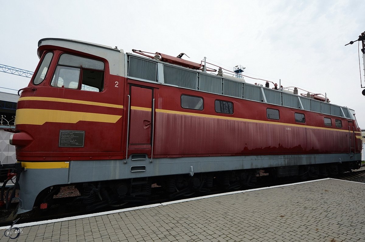Die Lokomotive ChS4-072 auf dem Gelände des Bahnhofes Kiev-Passazhirsky. (Aufnahme vom 09.04.2016)