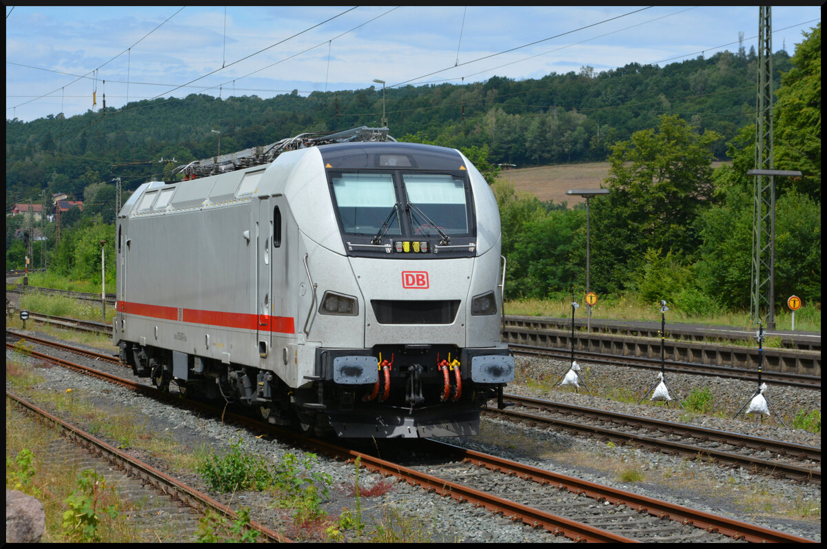 Die Lokomotive  DB 105 007 wartete am 26.07.2026 im Bahnhof Jossa neben den aufgestellte Spezialmikrofonen auf Akustiktests.