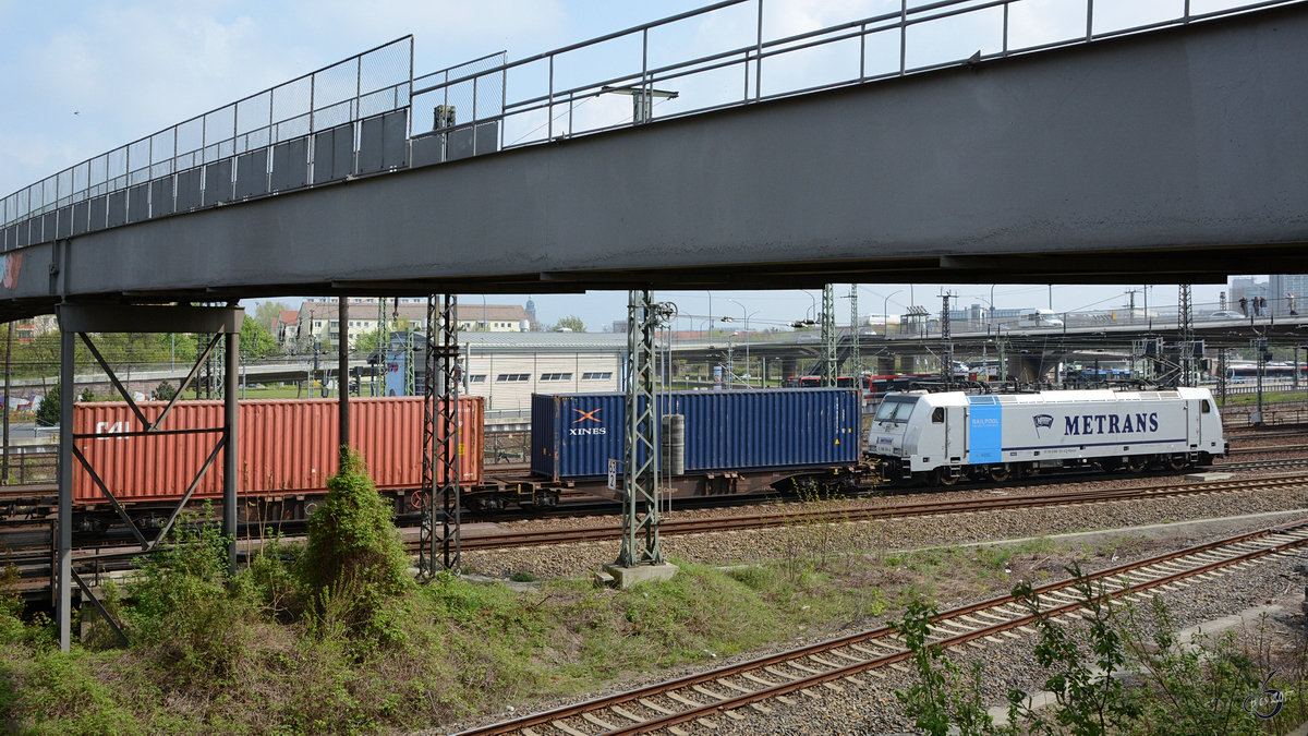 Die Lokomotive E 186 181-4 von Metrans mit einem Containerzug im April 2014 in Dresden.