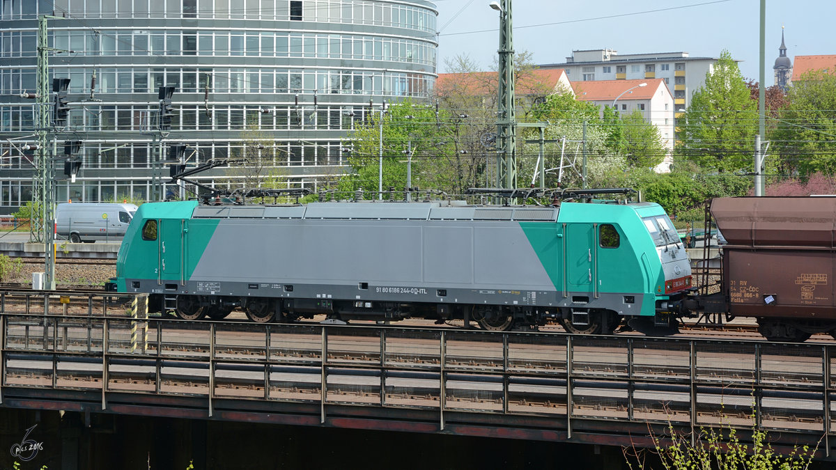 Die Lokomotive E 186 244-0 von ITL mit einem Güterzug im April 2014 in Dresden.