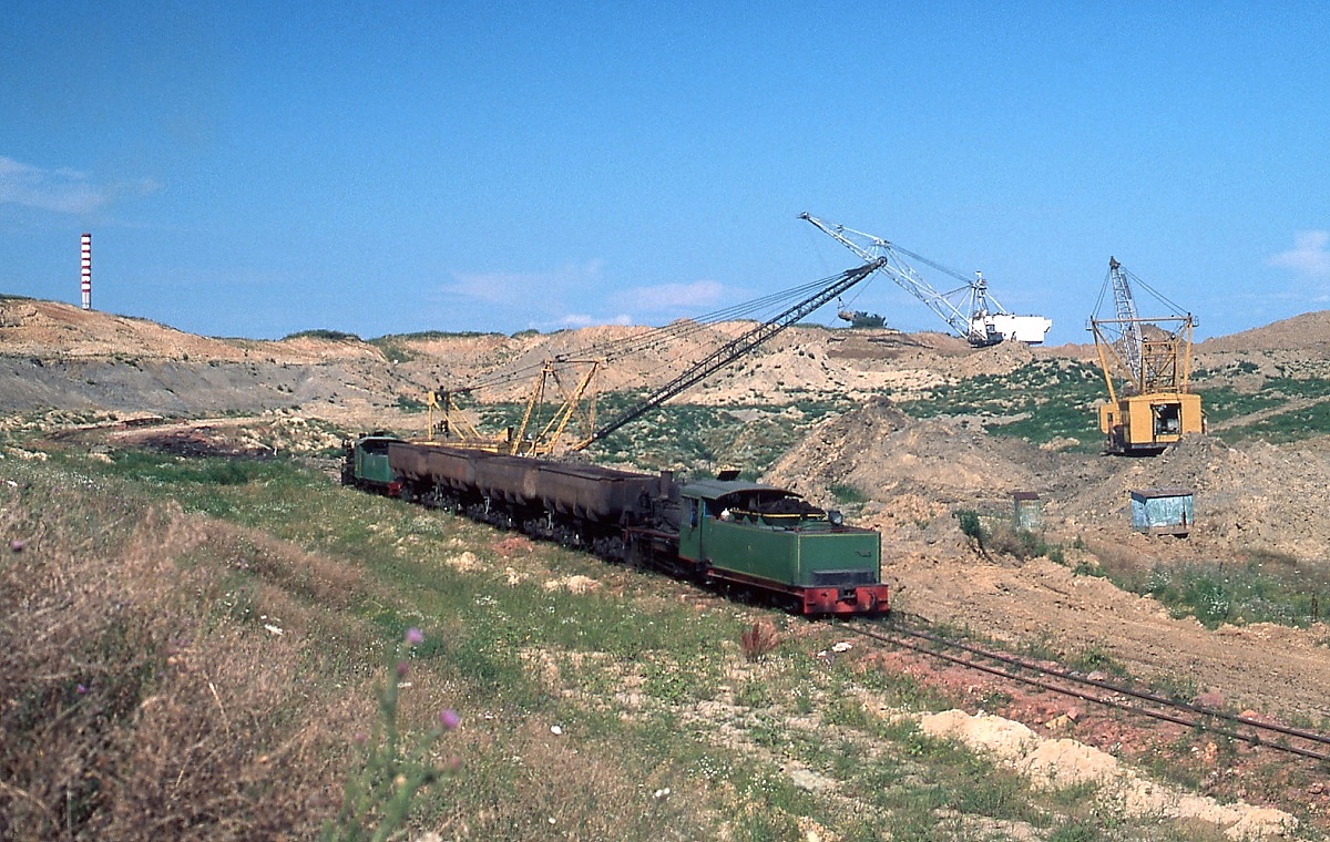 Die Lokomotiven 13 und 14 warten im Kohlentagebau Kostolac auf die Beladung (Juli 2005)