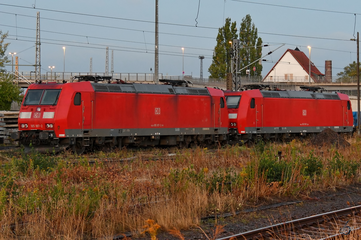 Die Lokomotiven 185 196-3 & 185 187-2 pausieren am Bahnhof Nordhausen. (September 2018)