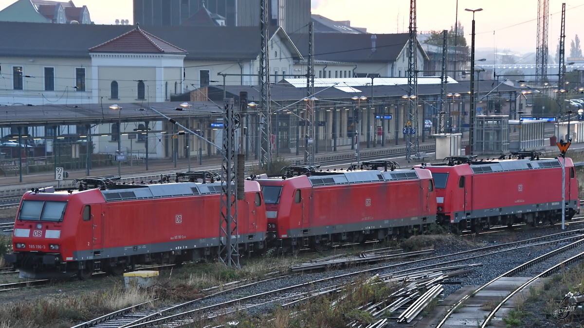 Die Lokomotiven 185 196-3, 185 187-2 & 185 314-2 pausieren am Bahnhof Nordhausen. (September 2018)