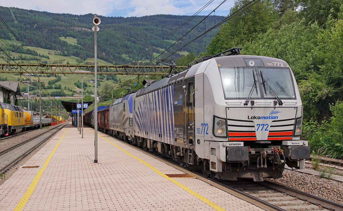 Die Lokomotiven 193 772 und 773 am 28.05.2022 mit einem Güterzug in Sterzing am Brenner.