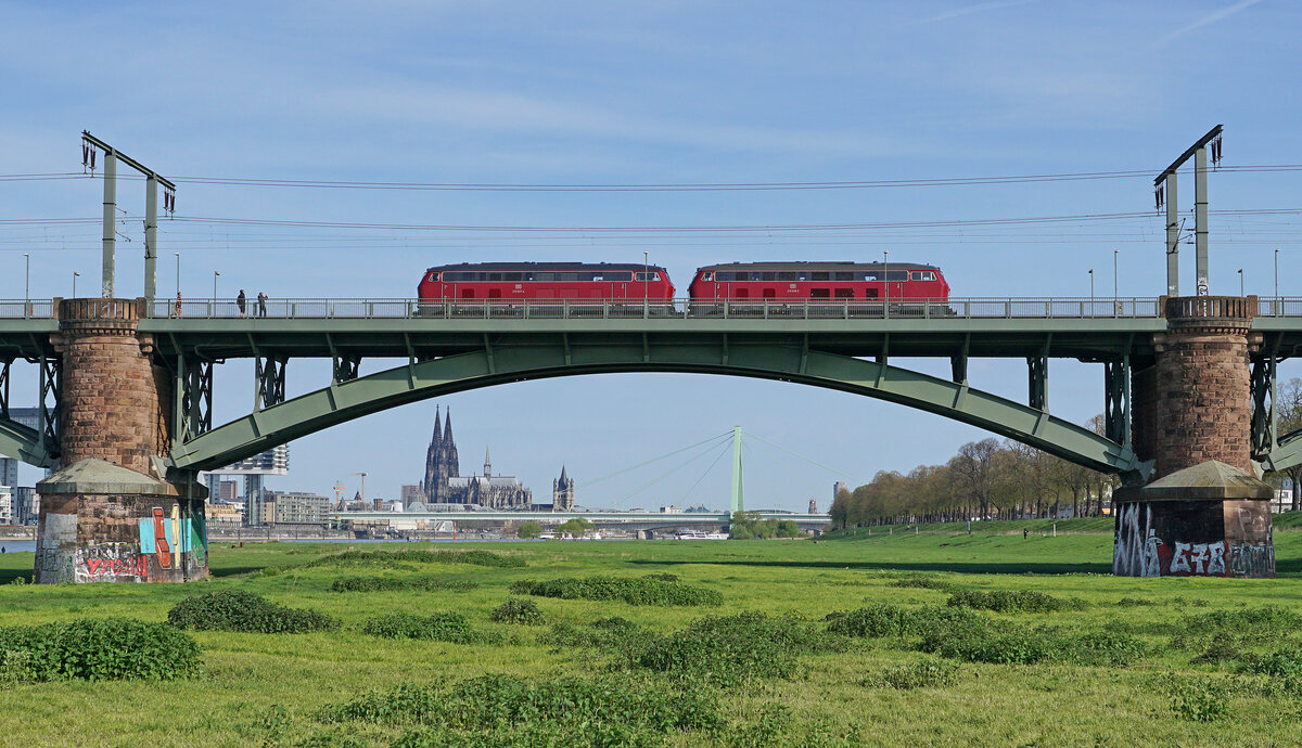 Die Lokomotiven 215 027 und 215 018 überfahren am 22.04.2023 die Kölner Südbrücke.