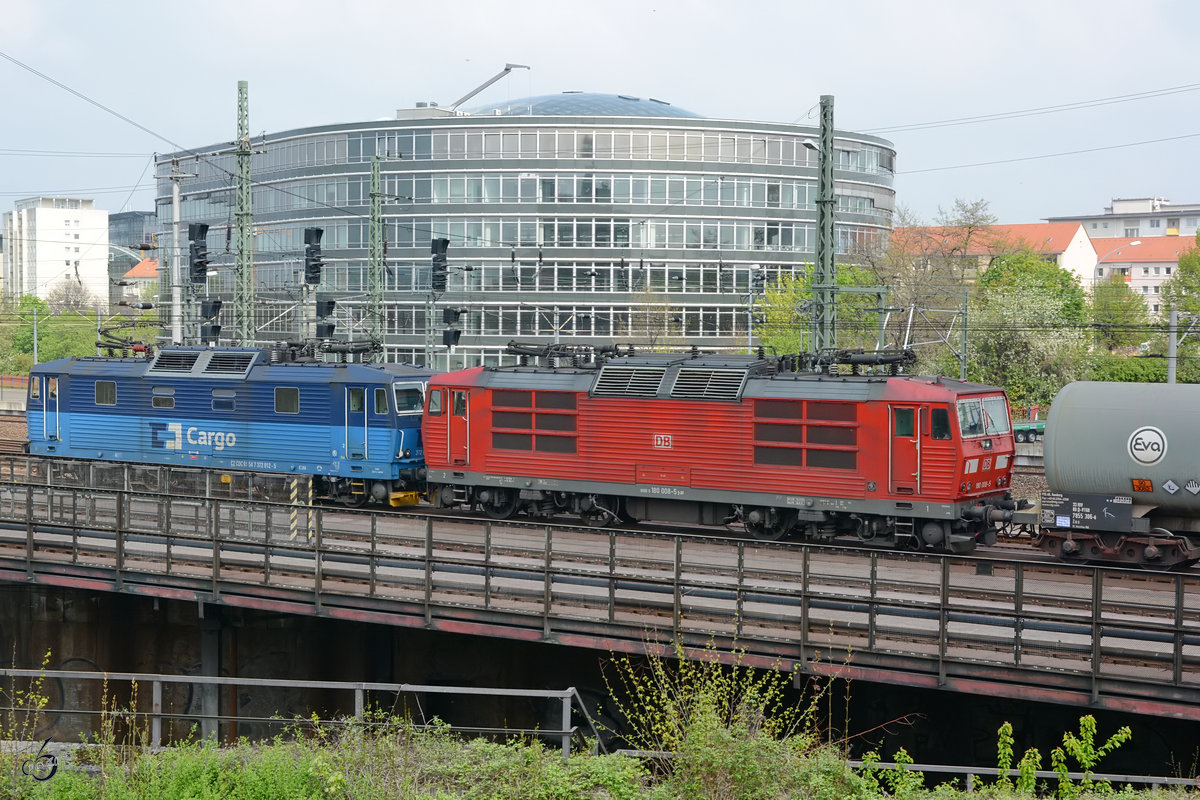 Die Lokomotiven 372 012-5 und 180 008-5 im April 2014 in Dresden.