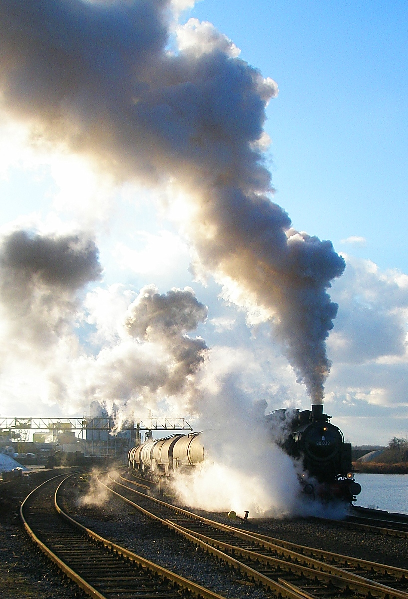 Die Lokomotiven 80 039 und (die verdeckte) Radbod haben am 14.02.2009 sichtlich Mühe, den schweren Speiseölwagenzug im Hammer Hafen in Bewegung zu setzen