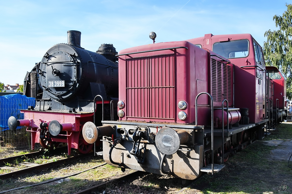 Die Lokomotiven VL12 & 38 3999 sind hier Mitte September 2019 im Eisenbahnmuseum Darmstadt-Kranichstein zu sehen. 