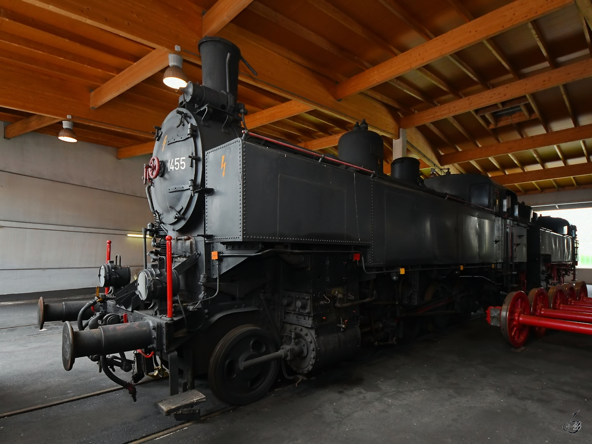 Die im Lokpark Ampflwang ausgestellte Dampflokomotive 93.1455 entstand 1931 in der Wiener Lokomotivfabrik Floridsdorf. (August 2020) 