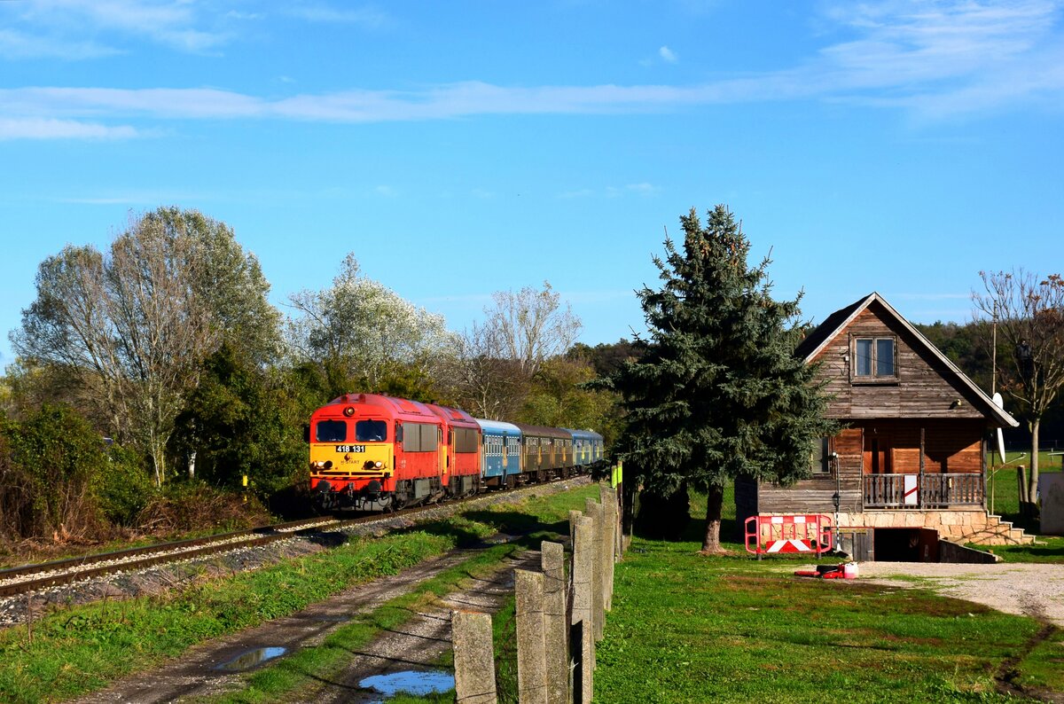 Die Lokreihe 418 (M41)  Russel  ist 50 Jahre alt im dieses Jahr. 
Es war ein Sonderzug von Esztergom nach Almásfüzítő auf der Strecke 4. 
Die Loks waren: 418 131 und 418 197. 
Das Bild zeigt den Zug zwischen Süttő Felső und Várhegyalja.
04.11.2023.