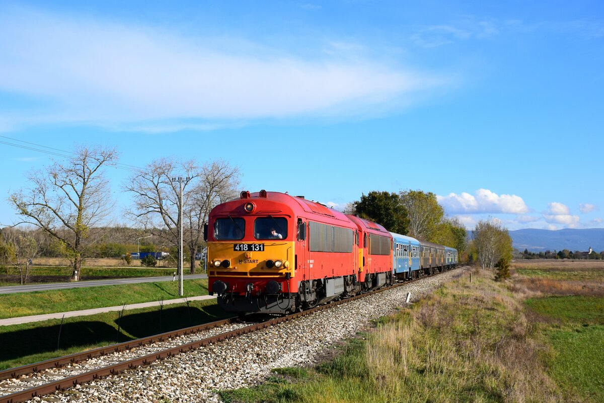 Die Lokreihe 418 (M41)  Russel  ist 50 Jahre alt im dieses Jahr. 
Es war ein Sonderzug von Esztergom nach Almásfüzítő auf der Strecke 4. 
Die Loks waren: 418 131 und 418 197. 
Das Bild zeigt den Zug zwischen Tát und Nyergesújfalu.
04.11.2023.