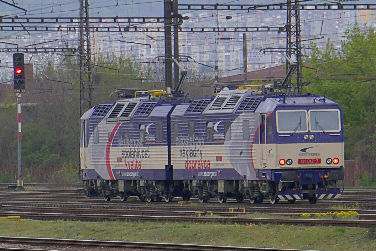 Die Loks 131 011 (vorne) und 131 012 (hinten) stehen als Doppellok in den neuesten Farben der ZSSKC in Kosice.
17. April 2019