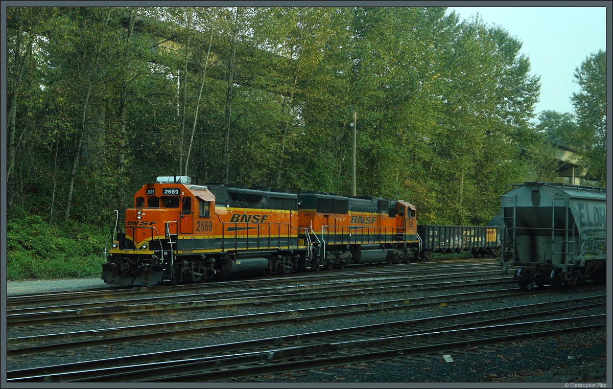 Die Loks 2669 und 269 der BNSF rangieren am 18.10.2022 einen Güterzug bei Vancouver. 