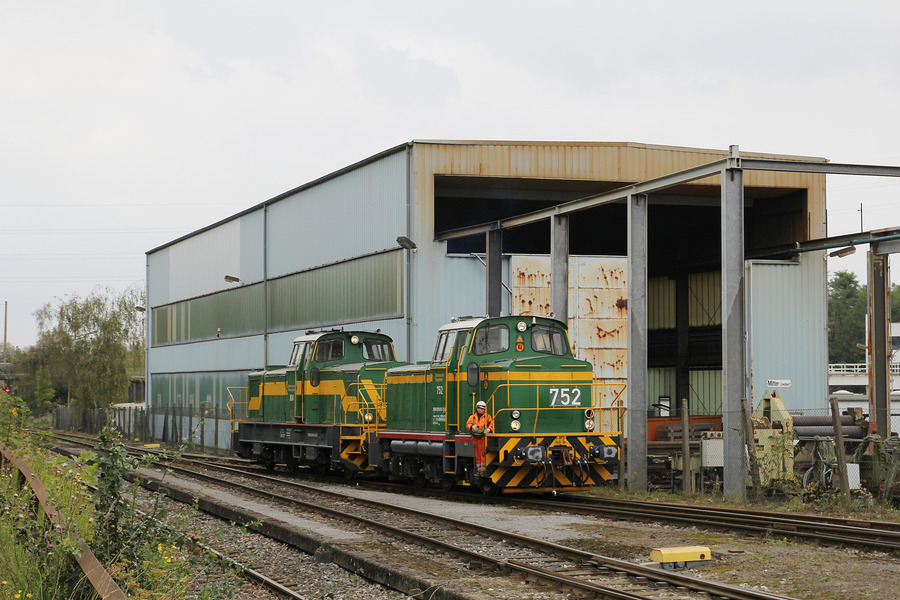 Die Loks 752 und 804 der Dortmunder Eisenbahn bei Rangierarbeiten im Dortmunder Hafen.
Aufgenommen am 10. September 2014.