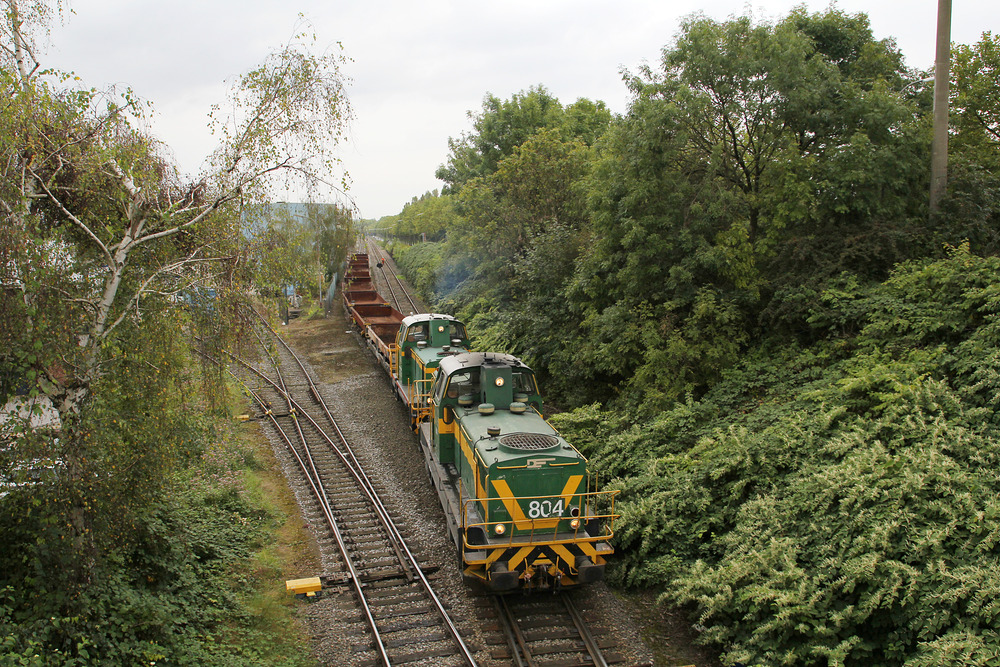 Die Loks 804 und 752 der Dortmunder Eisenbahn bei Rangierarbeiten im Dortmunder Hafen.
Aufgenommen am 10. September 2014.