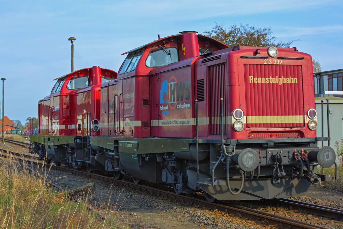 Die Loks „Diana  und „Caro  der Rennsteigbahn beim Umlaufen auf dem Bahnhof Torgelow. - 27.10.2014 - Am BÜ Borkenstr. aufgenommen.