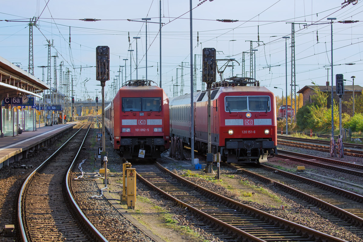 Die Lok's der BR 101 und BR 120 mit IC 2427 nach Köln und IC 2379 nach Frankfurt (Main) werden zu den entsprechenden Abfahrtzeiten  mit ihren Zügen  an die Bahnsteiggleise gesetzt. - 30.10.2016

