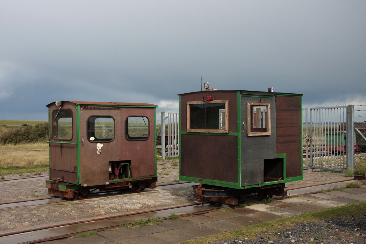 Die Loren 9 und 8 stehen am 19.09.2012 vor dem Bh Lüttmoorsiel