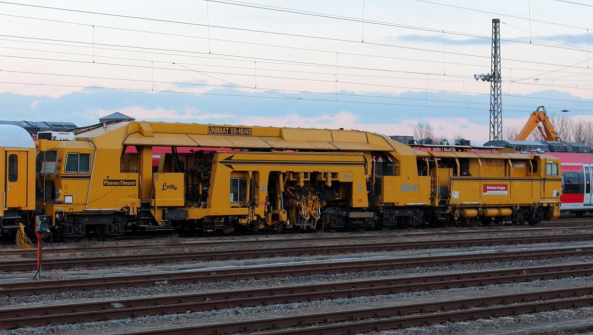 Die  Lotte  Unimat 09-16/4S als USM 351 der Bahnbaugruppe bei letztem Licht am 22.02.2014 im Bahnhof Oranienburg.