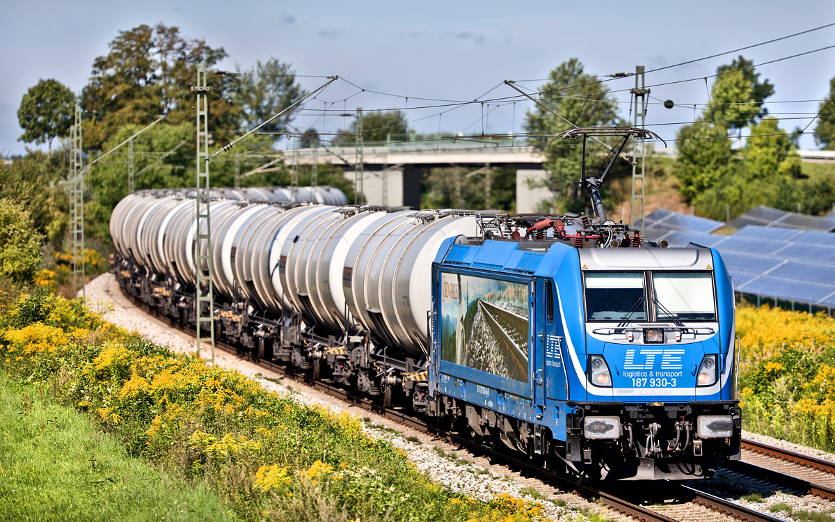 Die LTE 187 930-3 fährt am 14.8.2017 in Langenisarhofen mit einem Kesselwagenzug vorüber.