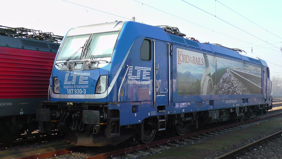 Die LTE 187 930-3  The Lord of the Rails -Werbelok steht sm Morgen des 10.12.2016 in Dillingen(Saar) abgestellt.