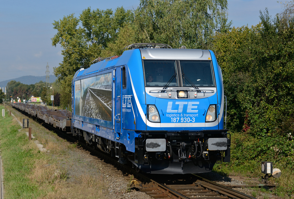Die LTE 187 930  Lord of the Rails  war am Vormittag des 21 September 2016 mit einem leeren Autozug im  Last Mile Diesel Modus  auf der steirischen Ostbahn unterwegs und wurde von mir bei Messendorf fotografiert.