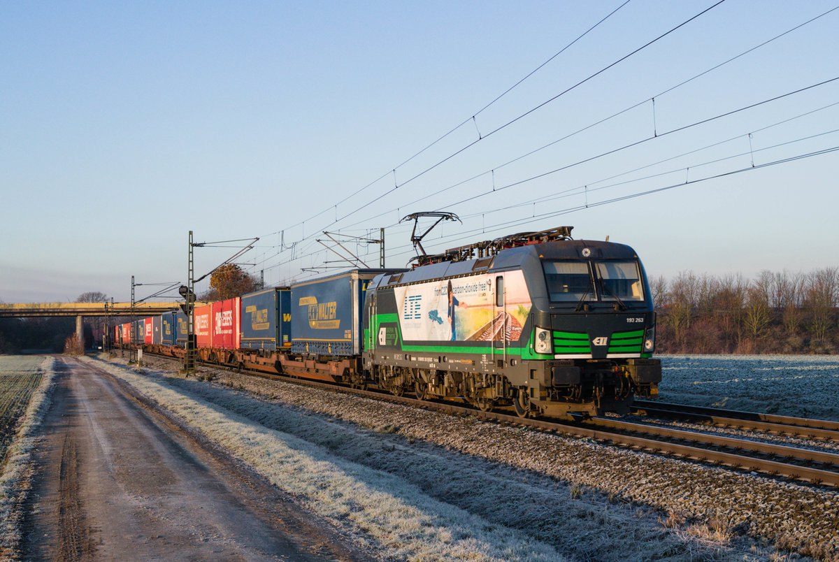 Die LTE 193 263 durchfährt am frühen Morgen des 05.12.2019 mit einem Güterzug die kleine Ortschaft Lindhorst in Richtung Hannover.