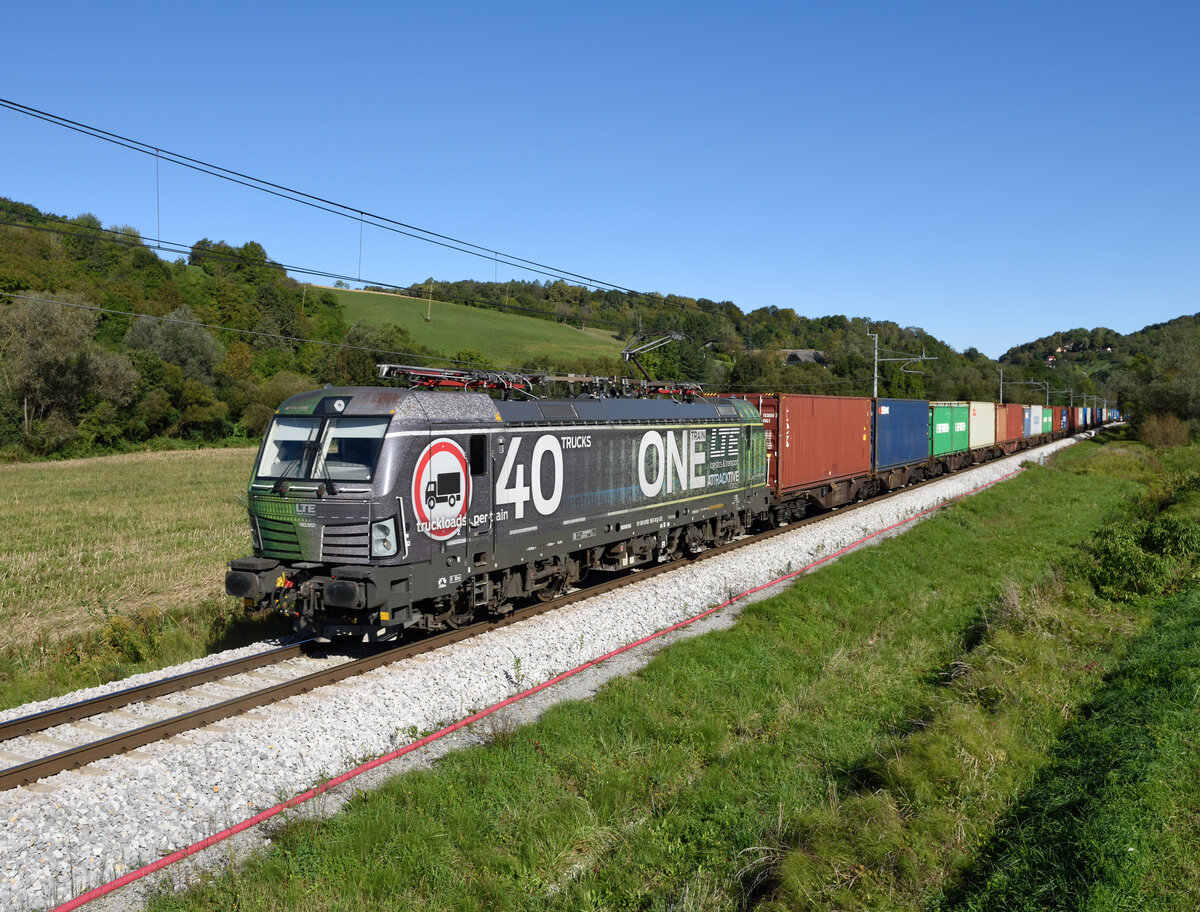 Die LTE 193 957 traktionierte am 21. September 2022 den Containerzug 41441 von Kalsdorf-Terminal zum slowenischen Hafen Koper, und wurde dabei von mir im slowenischem Cirknica fotografiert.