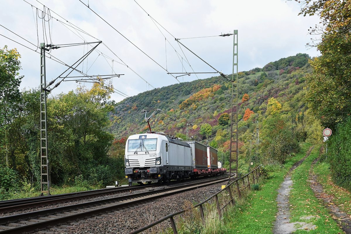 Die von LTE eingesetzte ELL 193 290 fährt mit einem KLV-Zug am 03.10.17 durch Kamp-Bornhofen in Richtung Wiesbaden.