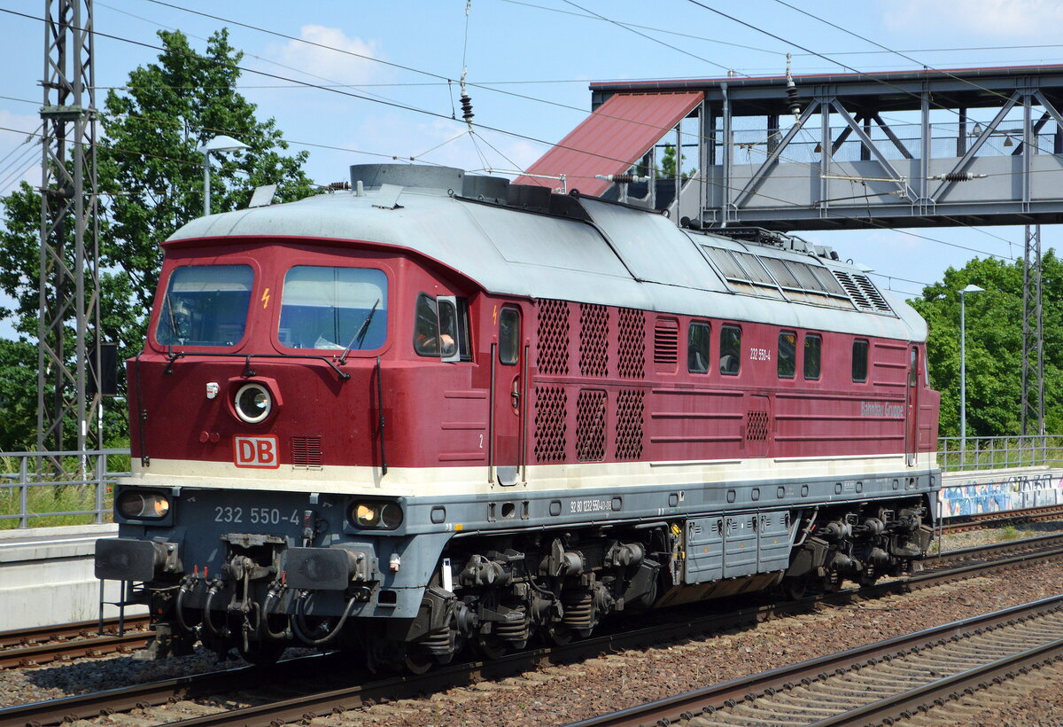 Die Ludmilla  232 550-4  (NVR:  92 80 1232 550-4 D-DB ) der DB Bahnbau Gruppe am 10.06.21 Durchfahrt Bf. Saarmund.