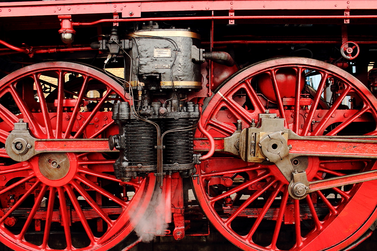 Die Luftpumpe der 03 1010-2 der Eisenbahntradition Halle P.
So gesehen beim 11. Berliner Eisenbahnfest in Berlin-Schöneweide am 21.09.2014.
