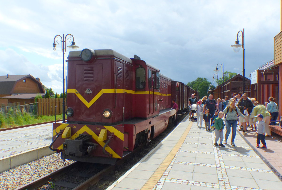 Die Lxd2-472 der Nadmorska Kolej Wąskotorowa steht am 12.06.2017 mit einem Zug nach   Pogorzelica im Bahnhof von Trzęsacz.