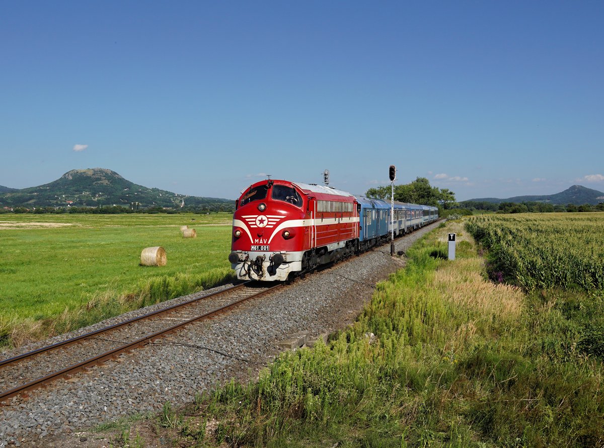 Die M 61 001 mit einem Schnellzug am 01.08.2020 unterwegs bei Tapolca.