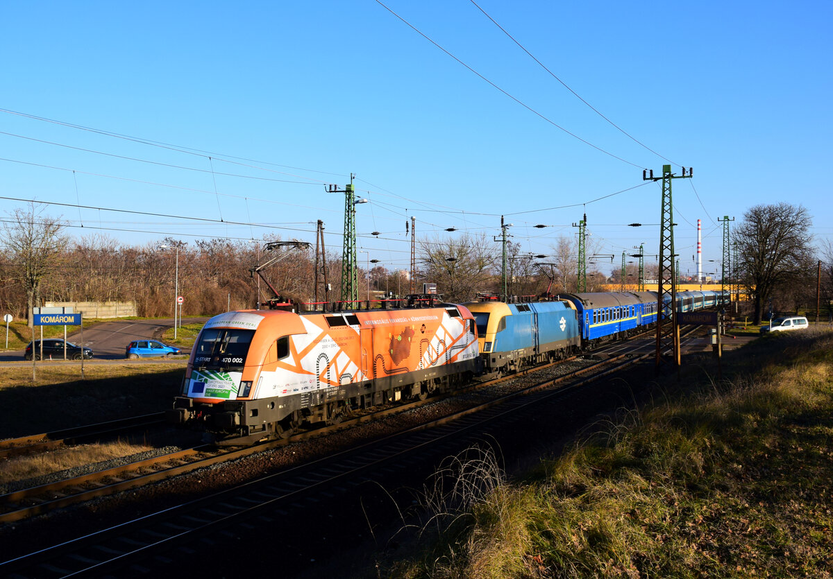 Die MÁV-Start 470 002 und 470 009 mit dem EC140  Hortobágy  auf dem Weg nach Wien kurz nach Komárom.
18.12.2021.