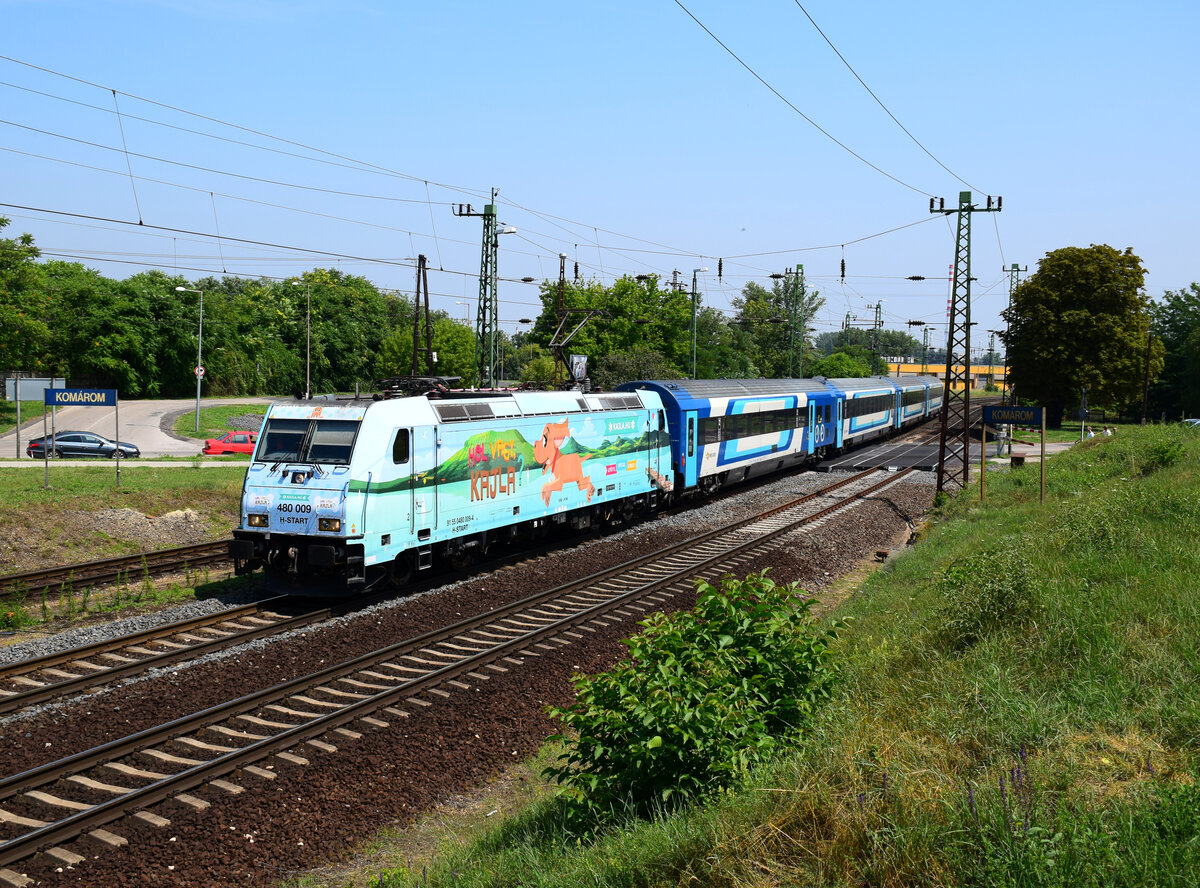 Die MÁV-Start 480 009 mit  Kajla  Werbung mit einem EC Zug von Budapest in Richtung Wien kurz nach Komárom. 25.07.2021.