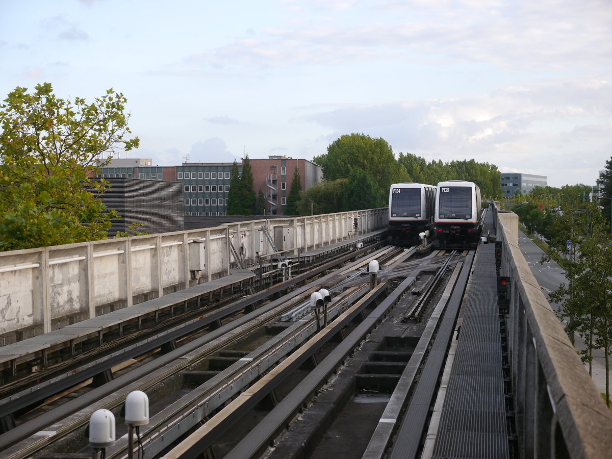 Die Métro-Fahrzeuge 104 und 138 vom Typ VAL-208 (Siemens 1999) am Endpunkt der Ligne 1 der Métro Lille. 
Die Endhaltestelle am Universitätsklinikum wurde unter dem Namen CHR-B Calmette eröffnet und 2017 in CHU-Eurasanté umbenannt.
2014-08-31 Lille CHR-B-Calmette