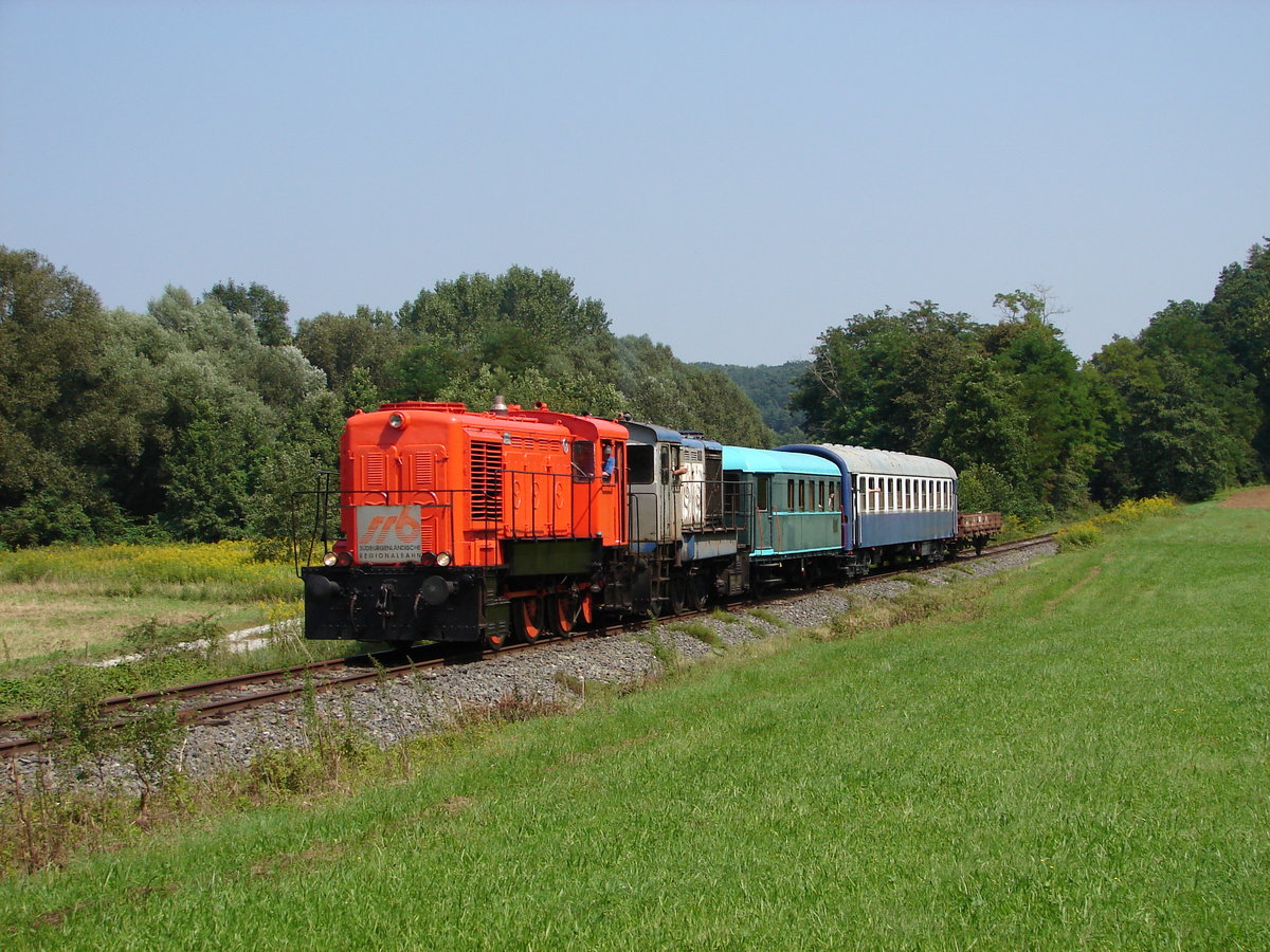 Die M31 2020 und M31 2013 (von Südburgenlandische RegionalBahn) mit einem Fotosonderzug kurz vor Burg.
21.08.2009.