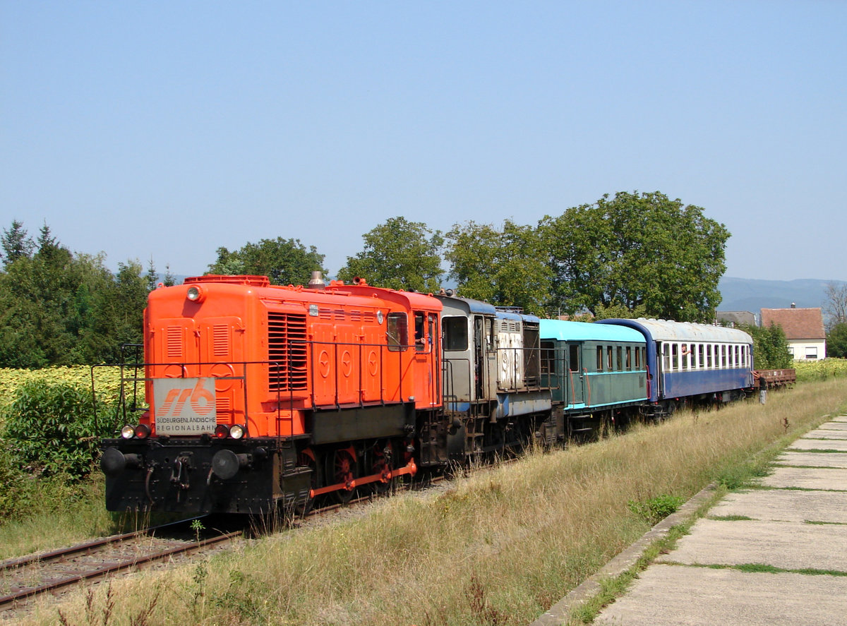 Die M31 2020 und M31 2013 (von Südburgenlandische RegionalBahn) mit einem Fotosonderzug  bei der Abfahrt von Sachendorf. 
21.08.2009.