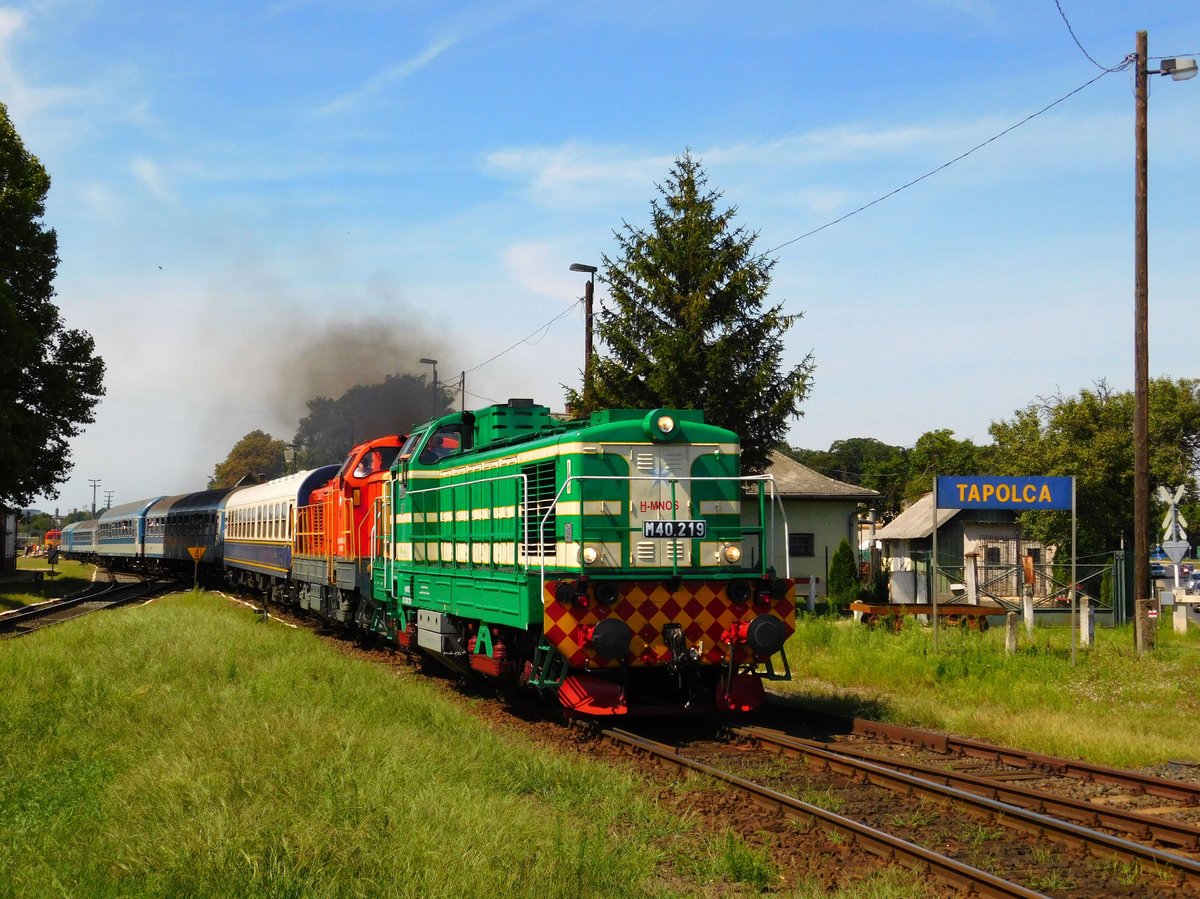 Die M40 219 und 408 224 mit dem Schnellzug 1975 verlässt Tapolca am Tag 02.08.2020.
Foto: Márk Németh