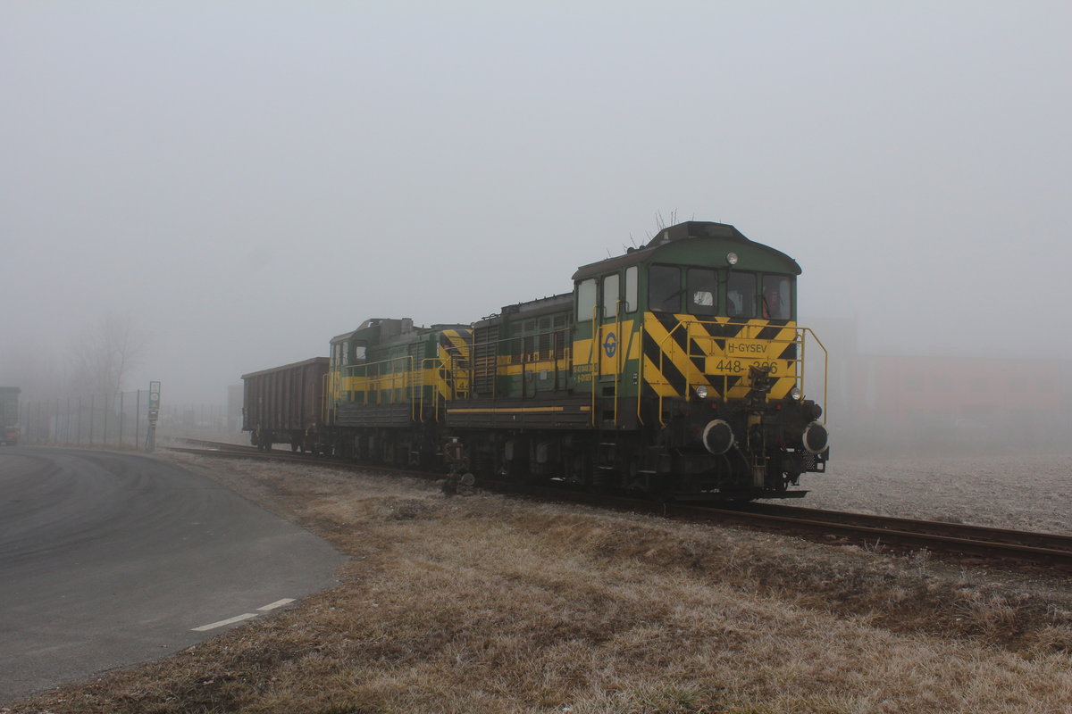 Die M44 306 (mit RK900 ausgestattet) und die M44 301 mit einem Wagen als N71453 beim Beistellen ins Papyrus-Werk in Müllendorf.
