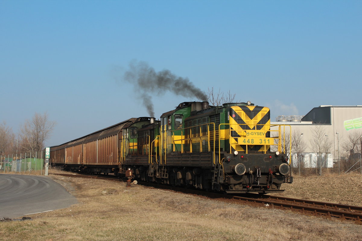 Die M44 311 und M44 308 stellen am 13.2.2017 vier Güterwagen zum Leykam-Werk in Müllendorf bei.
