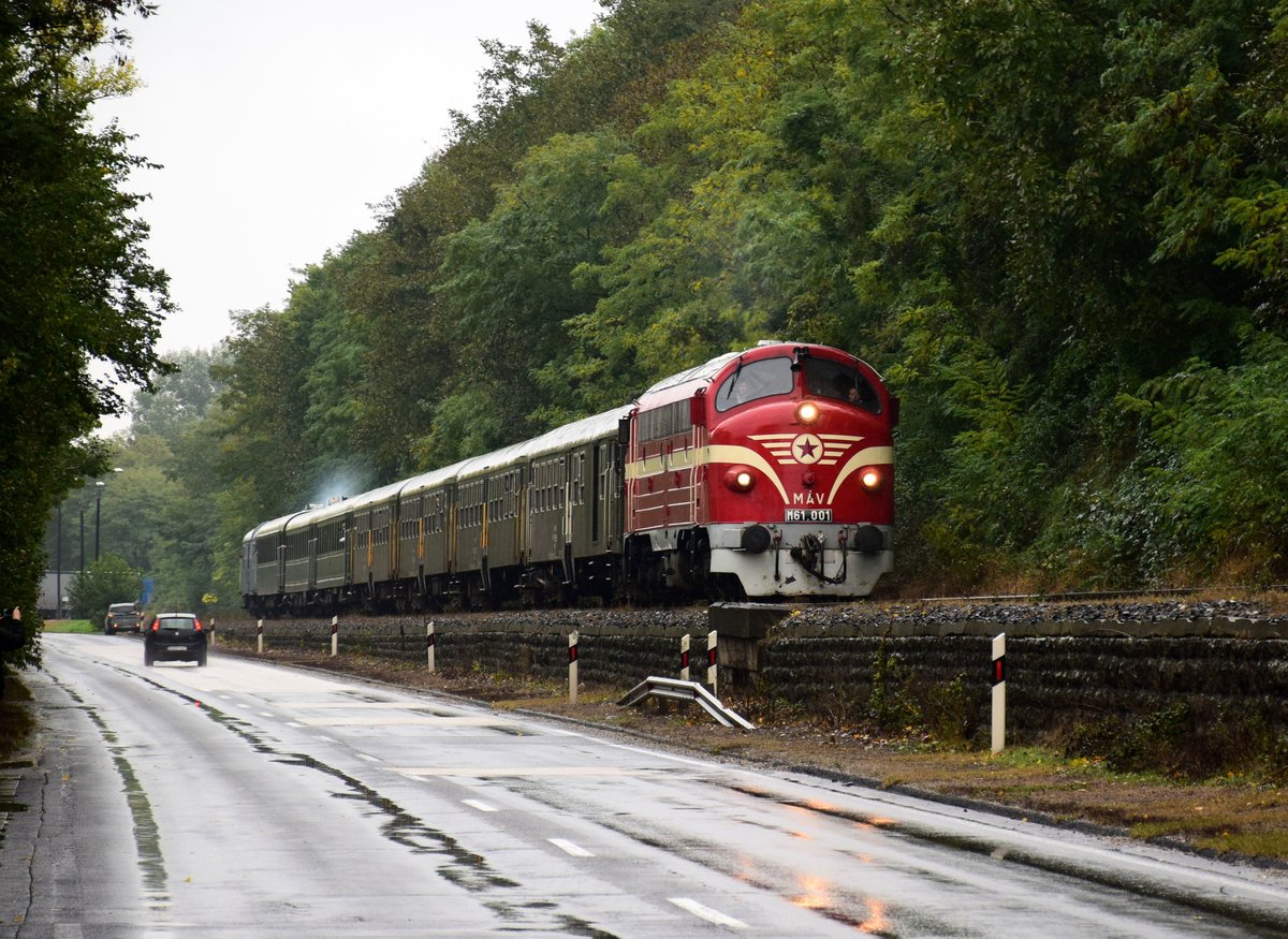 Die M61 001 mit einem Nostalgie-Sonderzug zwischen Süttő und Neszmély (KBS 4). Die Reise war von und nach Budapest, das war eine Rundreise via KBS 4 und 5 Nebenbahnen.
Am Vormittag war Schlechtwetter, wie das Bild zeigt.
17.10.2020.