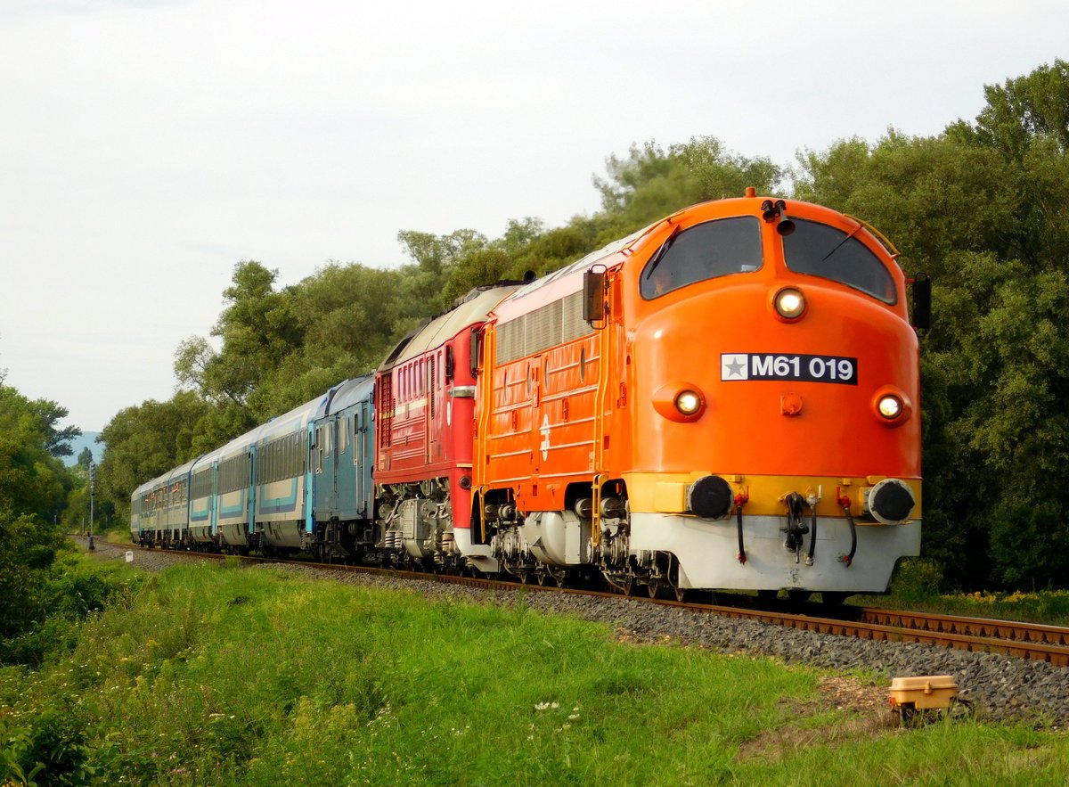 Die M61 019 und M62 001 mit dem Zug 19701 kurz vor Bahnhof Badacsonytördemic-Szigliget. Das Bild ist von meines Sohn Márk Németh.
02.08.2020.