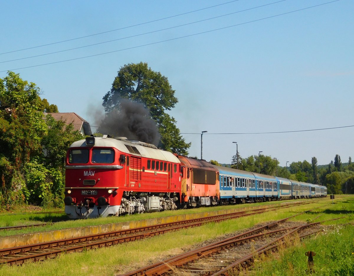 Die M62 001 und die 418 332 mit dem 19700 verlässt Badacsonytomaj.
Das Bild ist von Márk Németh.
01.08.2020.