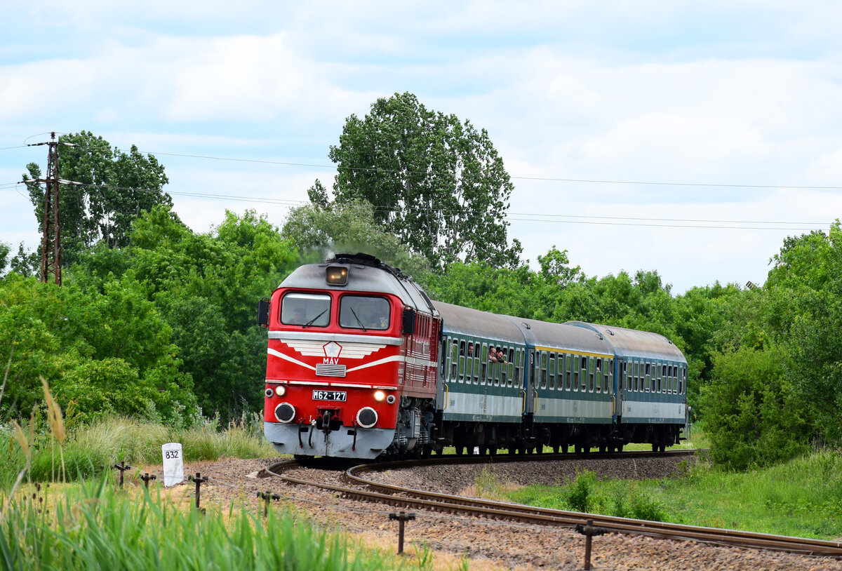 Die M62 127 mit dem Zug 5813 (Urpin Zuggarnitur) kurz vor Bf. Apc-Zagyvaszántó.
29.05.2022.