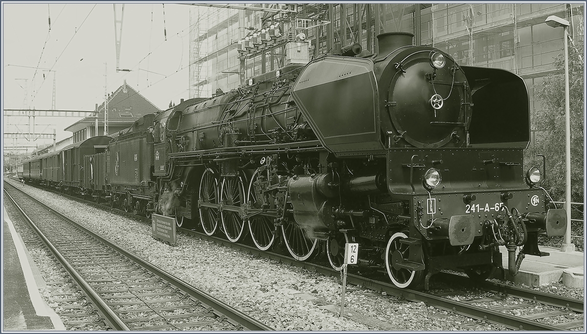 Die mächtige 241-R-65 auf dem Weg nach Genève beim Wasserfassen in Morges. 

30. Mai 2009
