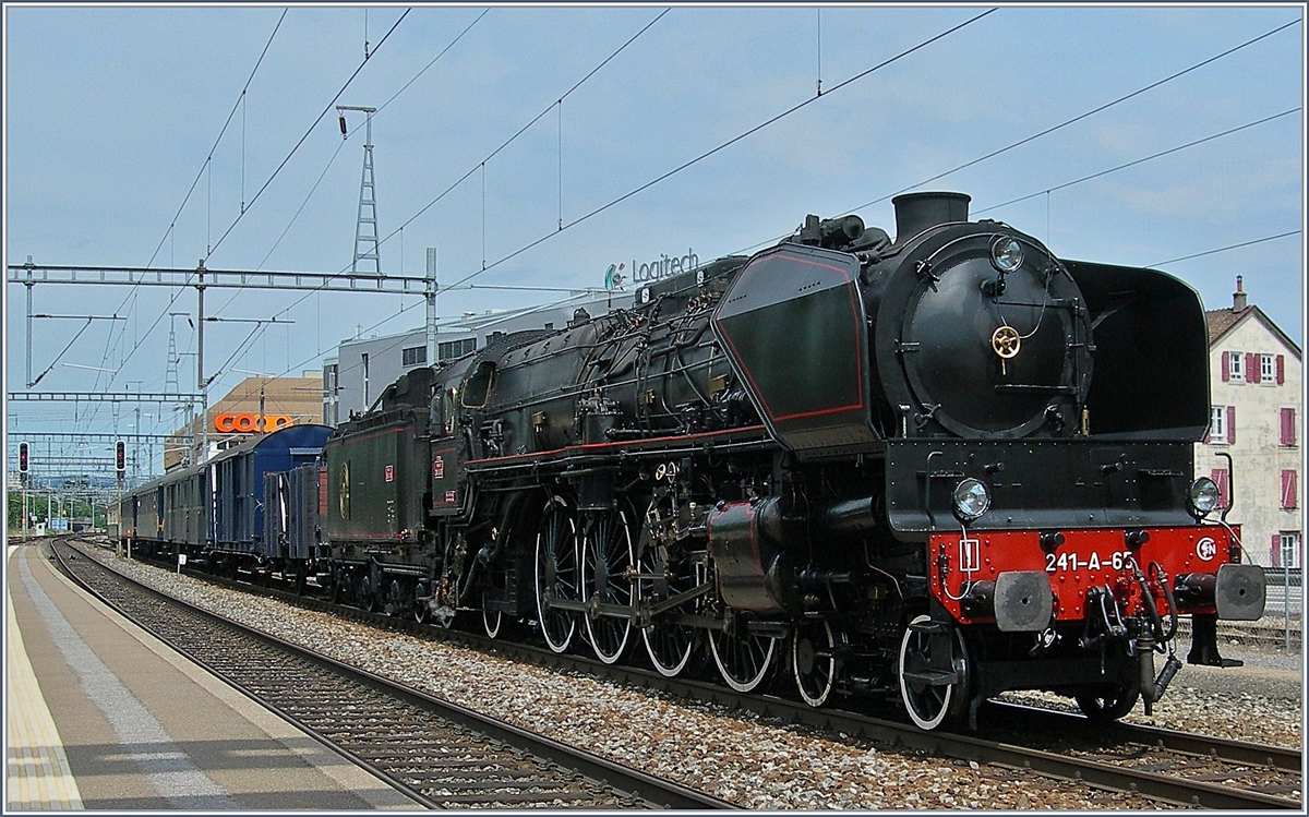 Die mächtige SNCF 241 A 65 erreicht mit einem Extrazug Richtung Genève den Bahnhof Morges.
30. Mai 2009