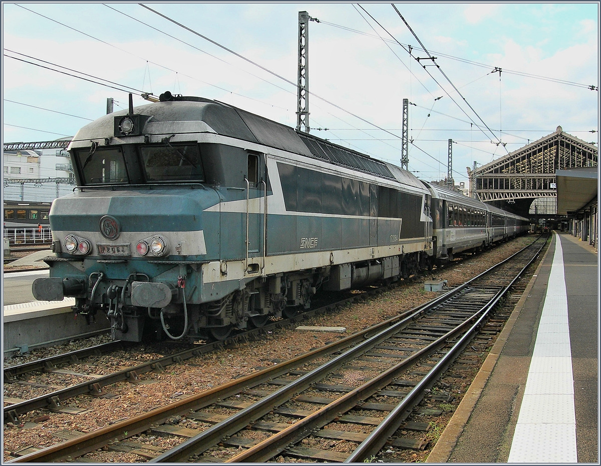 Die mächtige SNCF CC 72064 wartet mit einem Schnellzug in Tours auf die Abfahrt nach Lyon.

22. März 2007